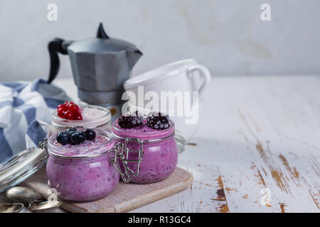 Auswahl an farbenfrohen Übernachtung oatmeals mit Beeren Stockfoto