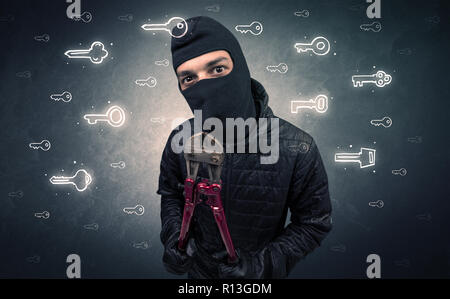 Einbrecher stehen Werkzeuge in seiner Hand. Stockfoto