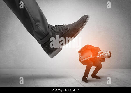 Großen formellen Schuh unten junge kleine Marktteilnehmer Mann Stockfoto