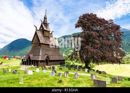 Hopperstad Stabkirche. Eine Stabkirche, etwas außerhalb des Dorfes Vikori in Vik Gemeinde, Sogn und Fjordane County, Norwegen. Stockfoto