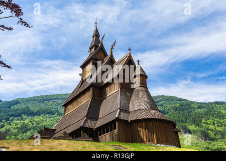 Hopperstad Stabkirche. Eine Stabkirche, etwas außerhalb des Dorfes Vikori in Vik Gemeinde, Sogn und Fjordane County, Norwegen. Stockfoto