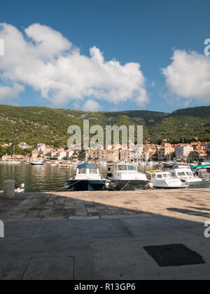 Hafen im kleinen Ort Komiza auf der Insel Vis an einem sonnigen Tag Stockfoto