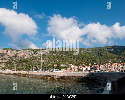 Komiza Stadt auf der Insel Vis Hafen Waterfront Stockfoto