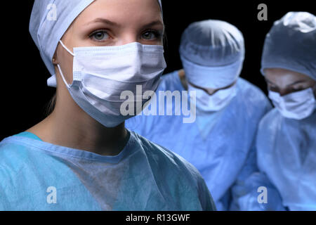 Medizinisches Team durchführen. Fokus auf weibliche Arzt Stockfoto