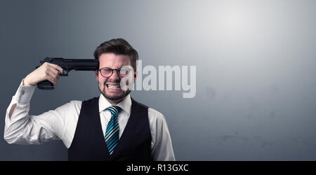 Junge verloren Geschäftsmann Mann seinen Kopf schießen mit Gewehr Stockfoto