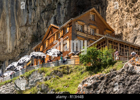 APPENZELL, SCHWEIZ - August 7, 2016: Touristen genießen Sie erholsame Zeit an Aesher Berghütte in den Schweizer Alpen in der Nähe von Appenzell während der heißen August 2016 Stockfoto