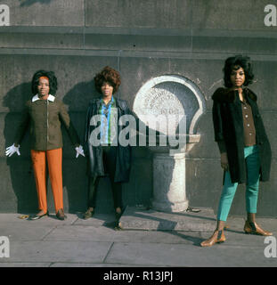 MARTHA UND DIE VANDELLAS UNS pop Gruppe in Trafalgar Square, London 1968. Von links: Betty Kelley, Rosalind Ashford, Martha Reeves. Stockfoto