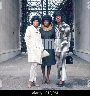 MARTHA UND DIE VANDELLAS UNS pop Gruppe an Admiralty Arch, London, 1968. Von links: Rosalind Ashford, Betty Kelley, Martha Reeves Stockfoto