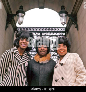 MARTHA UND DIE VANDELLAS UNS pop Gruppe an Admiralty Arch, London, 1968. Von links: Martha Reeves, Betty Kelley, Rosalind Ashford Stockfoto