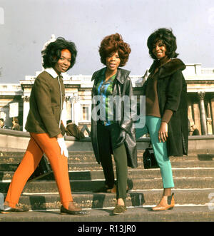 MARTHA UND DIE VANDELLAS UNS pop Gruppe in Trafalgar Square, London, 1968. Von links: Betty Kelley, Rosalind Ashford, Martha Reeves Stockfoto