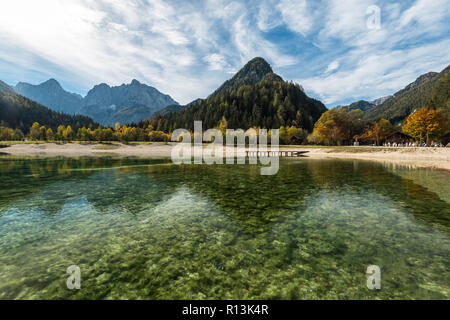 Türkisblaues Wasser und die bunten Berge in Jasna See im Herbst, Slowenien. Stockfoto