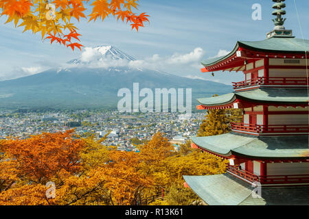 Mt. Fuji und rote Pagode mit Herbst Farben in Japan, Japan Herbstsaison. Stockfoto