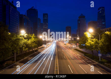 Leichte Wanderwege auf der Straße an der Beijing Central Business District in der Nacht in Peking, China. Stockfoto