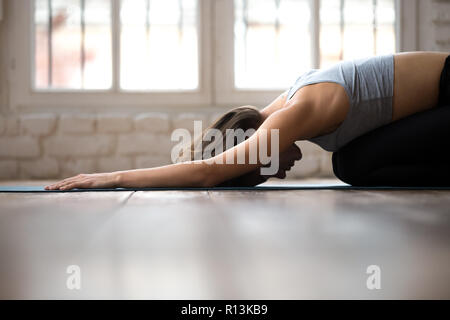 Junge sportliche Frau Üben Yoga, Kind, Balasa Stockfoto