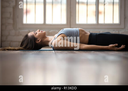 Junge sportlich attraktive Frau Üben Yoga, toten Körper Stockfoto