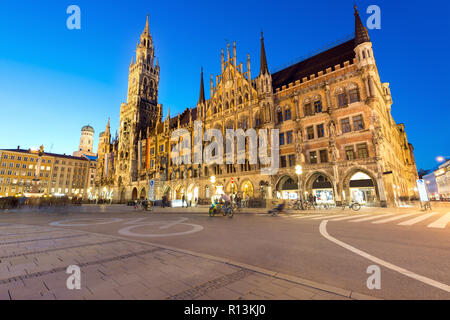 Menschen zu Fuß am Marienplatz und München City Hall in der Nacht in München. Cafés, Bars, Geschäften und Restaurants. Bewegung verwischt. Stockfoto