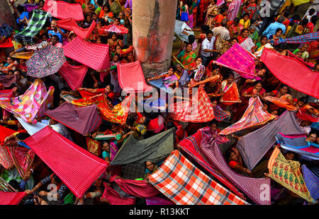 Kolkata, Indien. 08 Nov, 2018. Hindu Anhänger sind das Sammeln der günstigen Angebote von einem Tempel in Kalkutta während Annakut Festival. Credit: Avishek Das/Pacific Press/Alamy leben Nachrichten Stockfoto