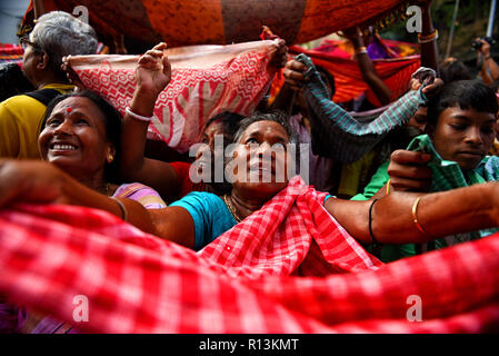 Kolkata, Indien. 08 Nov, 2018. Hindu Anhänger sind das Sammeln der günstigen Angebote von einem Tempel in Kalkutta während Annakut Festival. Credit: Avishek Das/Pacific Press/Alamy leben Nachrichten Stockfoto