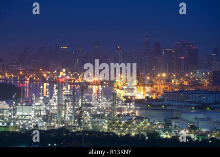 Dämmerung der Ölraffinerie, Öl Raffinerie- und petrochemischen Anlagen in der Dämmerung, Bangkok, Thailand Stockfoto