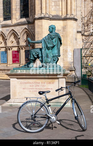York, England - April 2018: ein Fahrrad an der Statue von Konstantin dem Großen, York Minster, England, Großbritannien Stockfoto