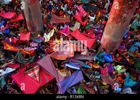 Kolkata, Indien. 08 Nov, 2018. Hindu Anhänger sind das Sammeln der günstigen Angebote von einem Tempel in Kalkutta während Annakut Festival. Credit: Avishek Das/Pacific Press/Alamy leben Nachrichten Stockfoto