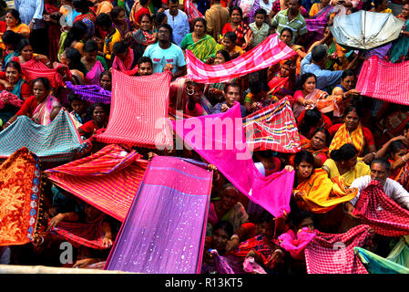 Kolkata, Indien. 08 Nov, 2018. Hindu Anhänger sind das Sammeln der günstigen Angebote von einem Tempel in Kalkutta während Annakut Festival. Credit: Avishek Das/Pacific Press/Alamy leben Nachrichten Stockfoto