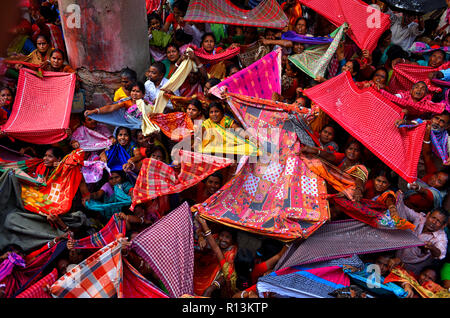 Kolkata, Indien. 08 Nov, 2018. Hindu Anhänger sind das Sammeln der günstigen Angebote von einem Tempel in Kalkutta während Annakut Festival. Credit: Avishek Das/Pacific Press/Alamy leben Nachrichten Stockfoto