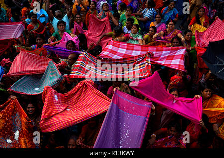 Kolkata, Indien. 08 Nov, 2018. Hindu Anhänger sind das Sammeln der günstigen Angebote von einem Tempel in Kalkutta während Annakut Festival. Credit: Avishek Das/Pacific Press/Alamy leben Nachrichten Stockfoto