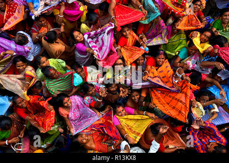 Kolkata, Indien. 08 Nov, 2018. Hindu Anhänger sind das Sammeln der günstigen Angebote von einem Tempel in Kalkutta während Annakut Festival. Credit: Avishek Das/Pacific Press/Alamy leben Nachrichten Stockfoto