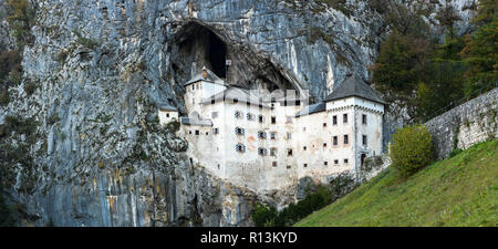 Panoramablick auf die Burg Predjama in Rock, Slowenien. Stockfoto