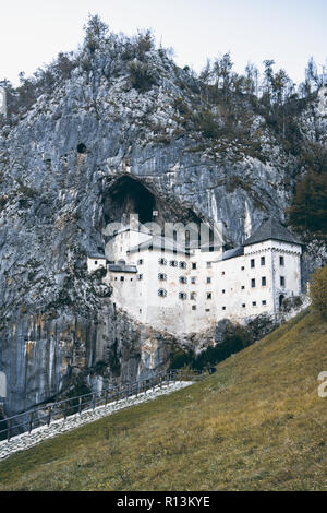 Berühmte Burg Predjama im Berg, im Rock, Slowenien zu errichten. Stockfoto