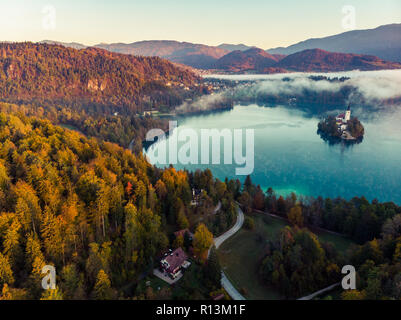 Magic Sunrise über Neblig Blad See und das Schloss, Slowenien. Stockfoto