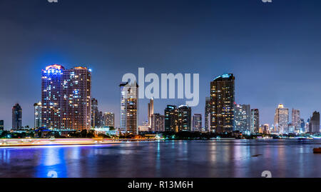 Stadtbild von modernen Gebäude in der Nähe des Flusses in der Nacht. Moderne Architektur Bürogebäude. Wolkenkratzer mit Abendhimmel. Schwarze und weiße Ton pictu Stockfoto