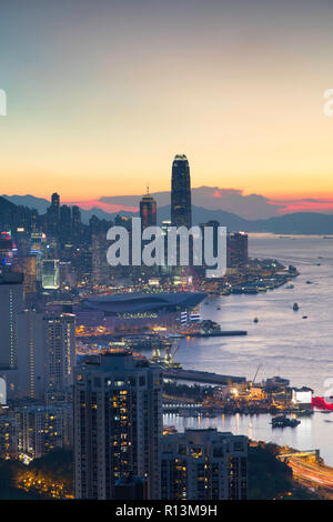 Skyline von Hong Kong Island bei Sonnenuntergang, Hong Kong Stockfoto