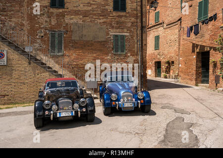 Schwarz und Blau britischen Morgan classic Oldtimer in Chiusure, einem kleinen Dorf in der Provinz von Siena, Toskana, Italien geparkt Stockfoto