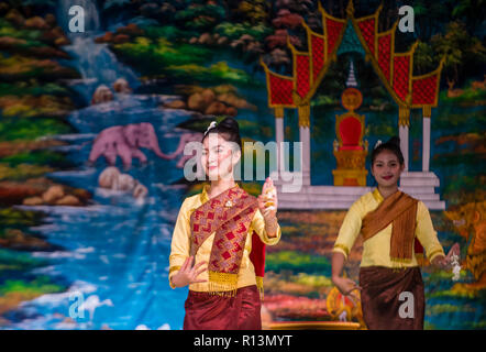 Laotische Tänzerinnen treten im Royal Ballet Theatre in Luang Prabang Laos auf Stockfoto