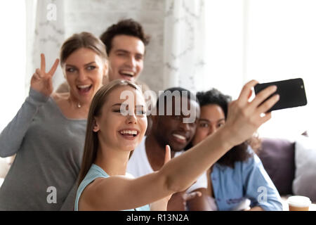 Diverse Studenten Spaß im Cafe ausruhen verbringt Freizeit zusammen, auf weibliche hält Smartphone vornehmen selfie Foto mit Multirassischen Freunde Fokus smi Stockfoto