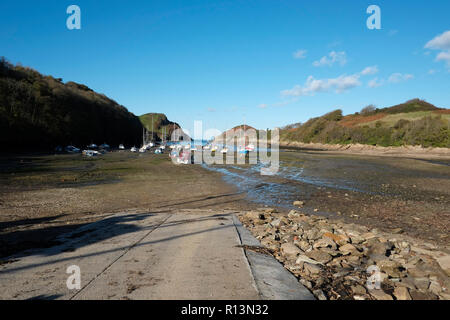 Watermouth Cove North Devon bei Ebbe zeigt auf Yachten und Boote an einem sonnigen Tag Stockfoto