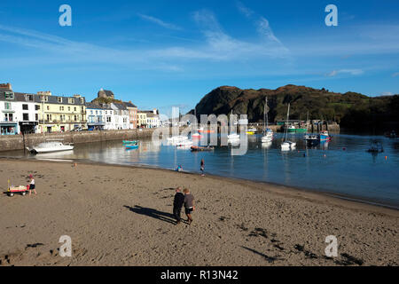 Hafen von Ilfracombe North Devon mit Sandstrand in der Bucht mit Blick auf den Hafen Mund im frühen Winter Stockfoto