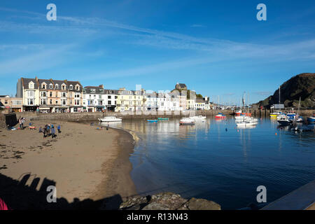 Hafen von Ilfracombe North Devon mit Sandstrand in der Bucht mit Blick auf den Hafen Mund im frühen Winter Stockfoto