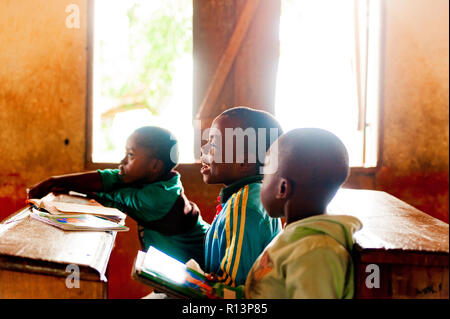 Bafoussam Kamerun - 06. August 2018: junge cameroonese Jungen lachen mit Freude während der Lektion in Holz- Dorfschule Stockfoto