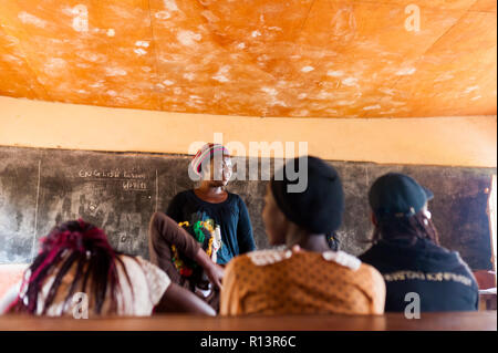 Bafoussam Kamerun - 06. August 2018: Junge afrikanische Frau Lehrerin Freiwilligen während der Lektion in Demut Schule Klassenzimmer lächelnd Stockfoto