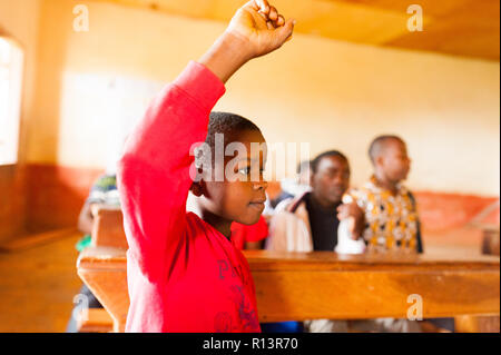 Bafoussam Kamerun - 06. August 2018: Aktive afrikanische Schule Kind im Klassenzimmer während der Lektion in der Dorfschule beteiligt Stockfoto