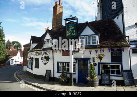 British Pub UK: The Eight Bells Pub - ein denkmalgeschütztes öffentliches Haus der Klasse II in Hatfield, Hertfordshire, England. Stockfoto