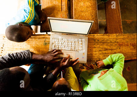 Bafoussam Kamerun - 06. August 2018: oben Ansicht der afrikanischen Kinder und Lehrer unterrichten, wie Laptop, um Entwicklung zu erhöhen. Stockfoto