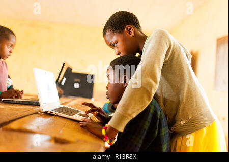 Bafoussam Kamerun - 06. August 2018: schönes Bild der afrikanischen Schule Kinder lernen Computer im Klassenzimmer der afrikanischen Schule verwenden Stockfoto