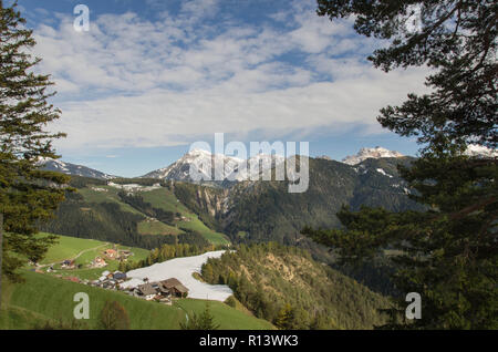 Würzjoch (Italienisch: Passo delle Erbe; Ladinische: Jü de Börz; Deutsch: Würzjoch) (el. 2003 m.) ist ein Berg in der Provinz Südtirol in Italien. Stockfoto