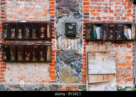 Alte Mailboxen der sowjetischen Ära in einem Gebäude der Krimulda, in der Nähe von Sigulda, Gauja Nationalpark, Krimulda, Lettland, Baltikum, Europa. Stockfoto