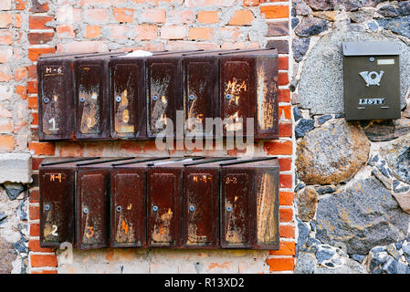 Alte Mailboxen der sowjetischen Ära in einem Gebäude der Krimulda, in der Nähe von Sigulda, Gauja Nationalpark, Krimulda, Lettland, Baltikum, Europa. Stockfoto