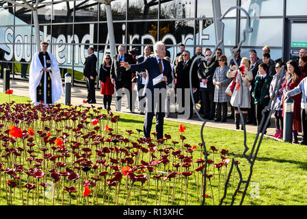 Jahrestag des Endes des Ersten Weltkriegs commemorative Garten außerhalb des Terminal am Flughafen London Southend 2000 rot Keramik Mohn. Glyn Jones, CEO Stockfoto